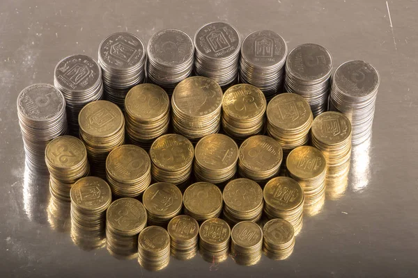 Stack av mynt på en metall yta närbild. — Stockfoto
