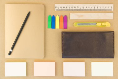 İleti örneği, notebook, çıkartmalar ve kalem modern örnekleri