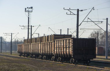 yük vagonları gece tren raylarda