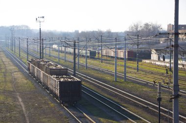 yük vagonları gece tren raylarda