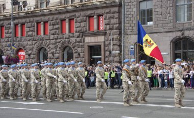 Kiev, Ukrayna - 24 Mayıs 2017: Bağımsızlık günü Ukrayna için 26 yıl dönümü adanmış Kiev içinde askeri geçit töreni. Khreshchatyk'a koloni basamakta askerler.