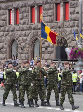 Kiev, Ukrayna - 24 Mayıs 2017: Bağımsızlık günü Ukrayna için 26 yıl dönümü adanmış Kiev içinde askeri geçit töreni. Khreshchatyk'a koloni basamakta askerler.