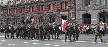 Kiev, Ukrayna - 24 Mayıs 2017: Bağımsızlık günü Ukrayna için 26 yıl dönümü adanmış Kiev içinde askeri geçit töreni. Khreshchatyk'a koloni basamakta askerler.