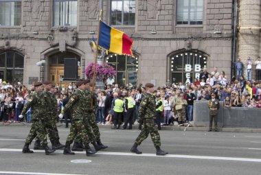 Kiev, Ukrayna - 24 Mayıs 2017: Bağımsızlık günü Ukrayna için 26 yıl dönümü adanmış Kiev içinde askeri geçit töreni. Khreshchatyk'a koloni basamakta askerler.