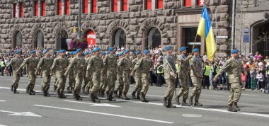Kiev, Ukrayna - 24 Mayıs 2017: Bağımsızlık günü Ukrayna için 26 yıl dönümü adanmış Kiev içinde askeri geçit töreni. Khreshchatyk'a koloni basamakta askerler.