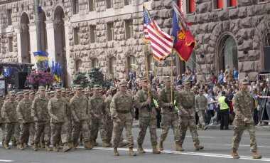 Kiev, Ukrayna - 24 Mayıs 2017: Bağımsızlık günü Ukrayna için 26 yıl dönümü adanmış Kiev içinde askeri geçit töreni. Khreshchatyk'a koloni basamakta askerler.
