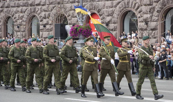 Kiev, Ukrayna - 24 Mayıs 2017: Bağımsızlık günü Ukrayna için 26 yıl dönümü adanmış Kiev içinde askeri geçit töreni. Khreshchatyk'a koloni basamakta askerler. — Stok fotoğraf