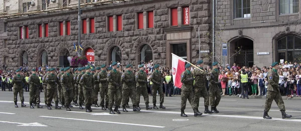 Kiev, Oekraïne - 24 mei 2017: Militaire parade in Kiev gewijd aan de dag van de onafhankelijkheid van Oekraïne, 26e verjaardag. Soldaten in de kolonie stap op Chresjtsjatyk. — Stockfoto