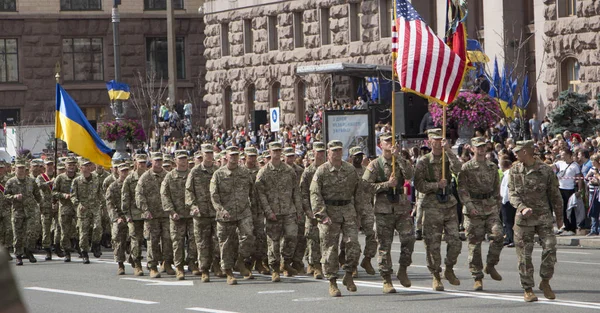 KYIV, UCRANIA - 24 de mayo de 2017: Desfile militar en Kiev dedicado al Día de la Independencia de Ucrania, 26 aniversario. Soldados en la colonia pisan Khreshchatyk . — Foto de Stock