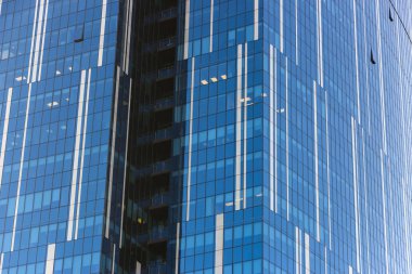 Modern ofis binasının camlarına yansıyan bulutlar