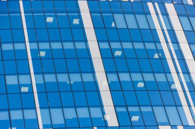 Modern ofis binasının camlarına yansıyan bulutlar