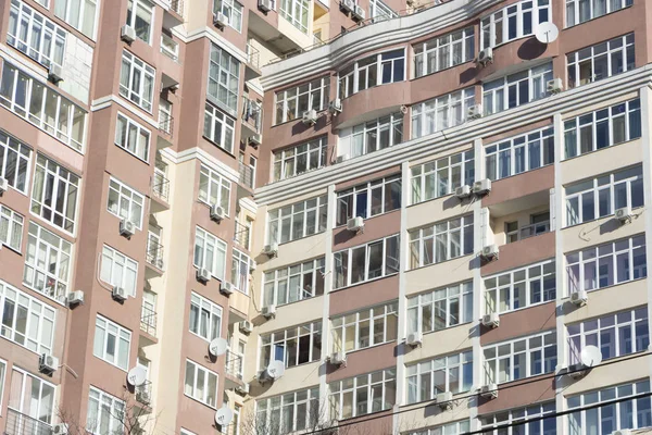 De gevel van een typische blok meerdere verdiepingen residentieel gebouw. Vooraanzicht close-up — Stockfoto