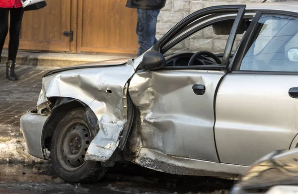 Auto po havárii, nehavarované modré auto, nehoda — Stock fotografie