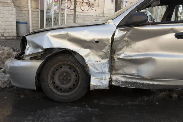 Auto po havárii, nehavarované modré auto, nehoda — Stock fotografie