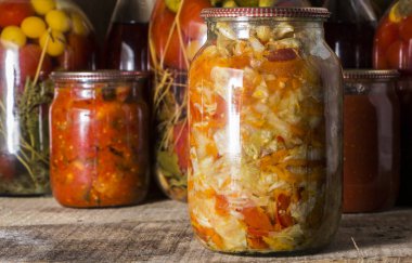 ev koruma hangi karanlık bir bodrumda birkaç ışık ışınları tatili