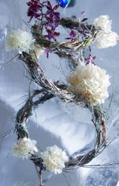 Çiçek buz donmuş bir blok buz heykel