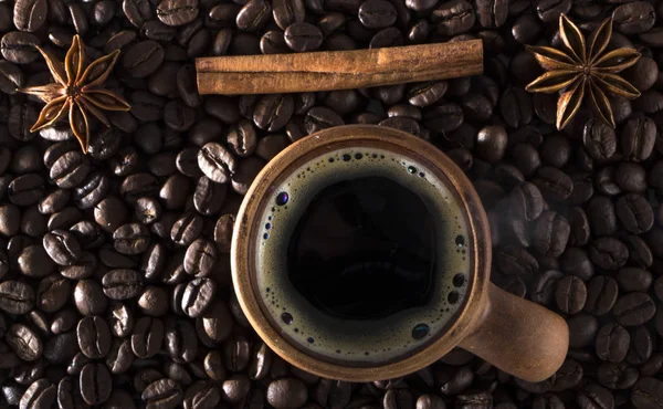Gliny filiżankę kawy na tle nasiona — Zdjęcie stockowe