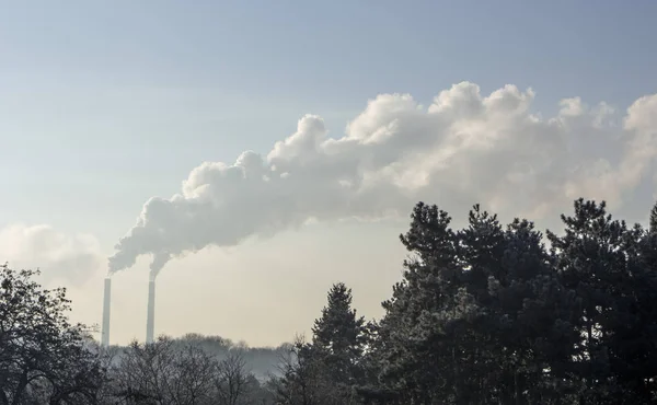 Дим від промислових димоходів до блакитного неба. Забруднення . — стокове фото