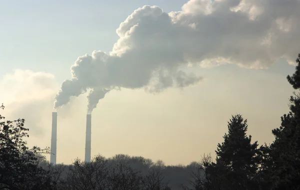 Rook uit fabrieksschoorstenen tegen de blauwe hemel. Vervuiling. — Stockfoto