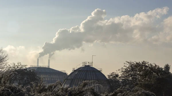 Rauch aus Industrieschornsteinen gegen den blauen Himmel. Umweltverschmutzung. — Stockfoto