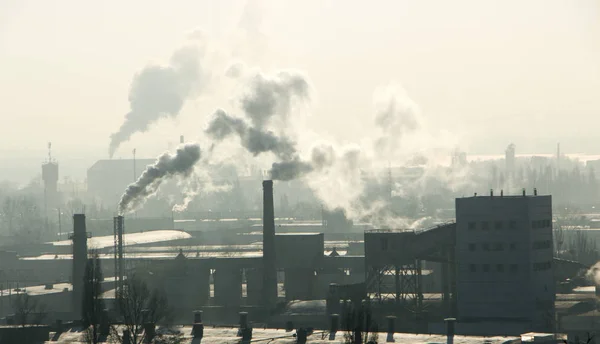 Rauch aus Industrieschornsteinen gegen den blauen Himmel. Umweltverschmutzung. — Stockfoto