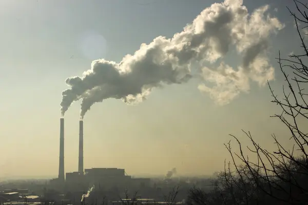 Rook uit fabrieksschoorstenen tegen de blauwe hemel. Vervuiling. — Stockfoto