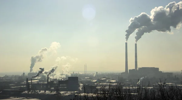 Rauch aus Industrieschornsteinen gegen den blauen Himmel. Umweltverschmutzung. — Stockfoto