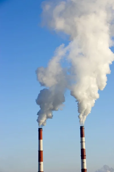 Mavi gökyüzüne karşı endüstriyel baca dan duman. Kirliliği. — Stok fotoğraf