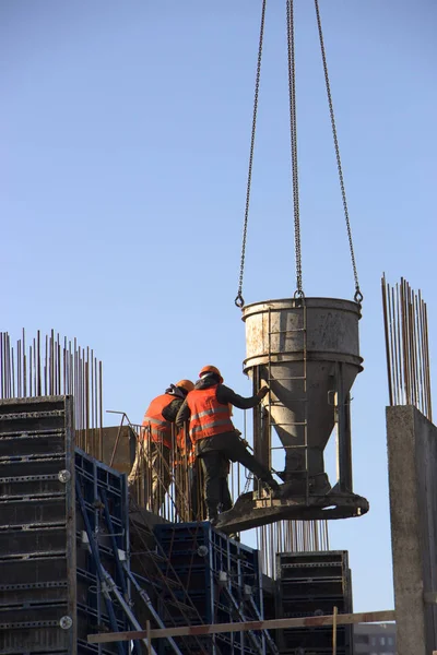 Vertido de hormigón durante pisos comerciales de hormigón de construcción en obra e ingeniero civil — Foto de Stock