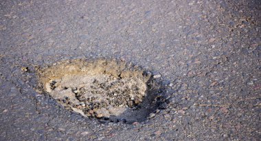 Yolun üzerinde birçok çukurlar vardır yakın