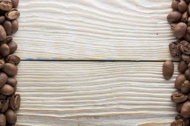 ahşap doku üzerinde kavrulmuş kahve çekirdeği