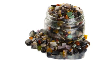 Yarı değerli taşlar, beyaz arka plan üzerinde izole üst cam kavanoz için tam