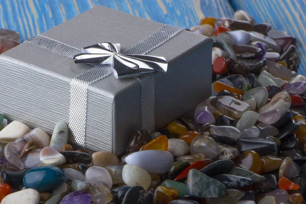 Gift box with semiprecious stones close-up — Stock Photo, Image