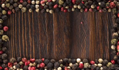 Antika ahşap arka plan üzerinde farklı türlerde biber karışımı