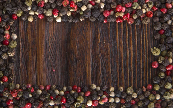 Смесь перца разных типов на винтажном деревянном фоне — стоковое фото