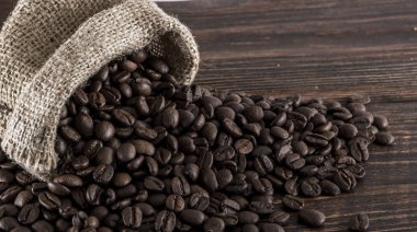 Kahve çekirdekleri çul tablo içinde yakın çekim