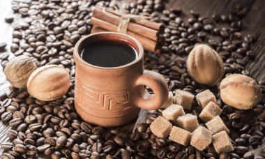 ahşap arka plan üzerinde kahve, sevimli kurabiye taneleri. Fotoğrafçılıkta düşük anahtar