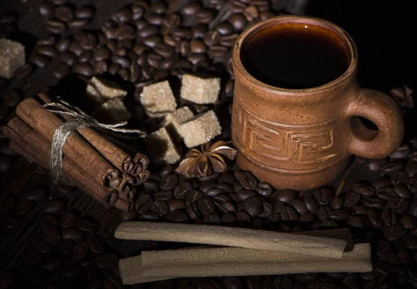 Ziarna kawy, przytulanki ciasteczek na podłoże drewniane. Fotografia w niski klucz — Zdjęcie stockowe