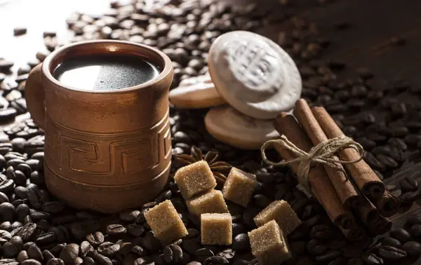 Grãos de café, biscoitos fofinhos em um fundo de madeira. Fotografia em tecla baixa — Fotografia de Stock