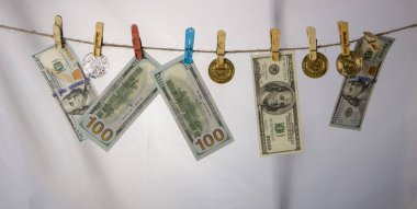 Para aklama kavramı. Sarı elbise peg Bitcoin ve yüz doları banknot tutun