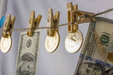 Para aklama kavramı. Sarı elbise peg Bitcoin ve yüz doları banknot tutun