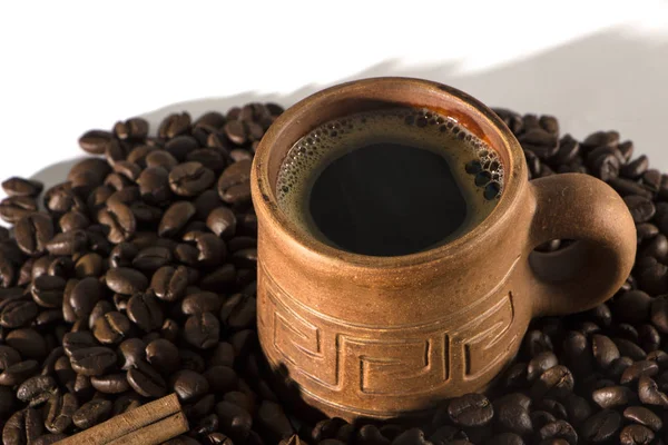 Πήλινο Κύπελλο με καφέ στο φόντο των κόκκων — Φωτογραφία Αρχείου