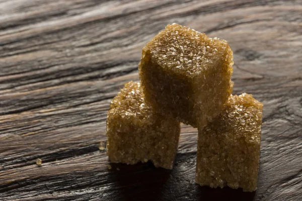 Braune und weiße Zuckerwürfel schneiden Pfad. — Stockfoto