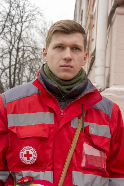 Kiev, Ukraine - 18 janvier : Volontaire de la Croix-Rouge sur la place Mikhaïlovskaïa, lors d'un rassemblement de protestation — Photo