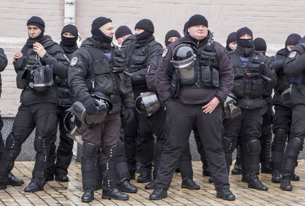 Kiev, Ucrania - 18 de enero: Policías ucranianos con uniformes negros en la plaza Mikhailovskaya vigilan la orden durante la protesta — Foto de Stock