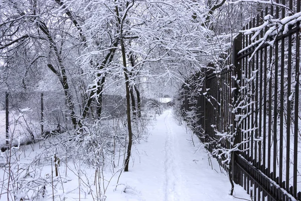 Ulica w małej wiosce pokryte śniegiem zimą — Zdjęcie stockowe