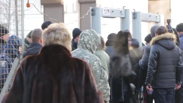 Kijów, Ukraina - 18 stycznia: Ludzie chodzą przez wykrywacz metalu — Wideo stockowe
