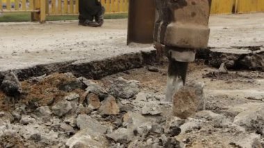 Hidrolik kol çekiç Close-Up asfalt yolda tatili.