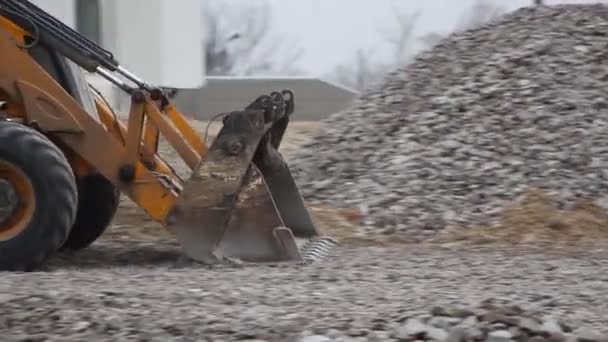 A escavadora trabalha no canteiro de obras — Vídeo de Stock