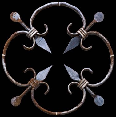 İzole spears ile eski dökme demir çit